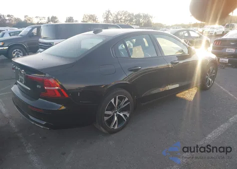 2024 Volvo S60 B5 Core Dark Theme z USA, uszkodzony, nr VIN 7JRL12FKXRG326683